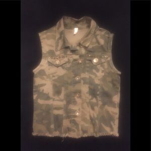 ♦️CAMO VEST♦️STUDDED & FRAYED